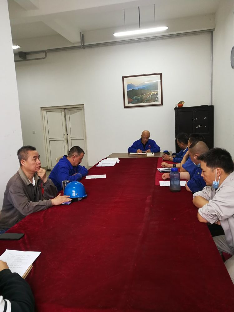 機加裝配黨支部召開(kāi)全體黨員大會(huì )，組織主題教育學(xué)習。