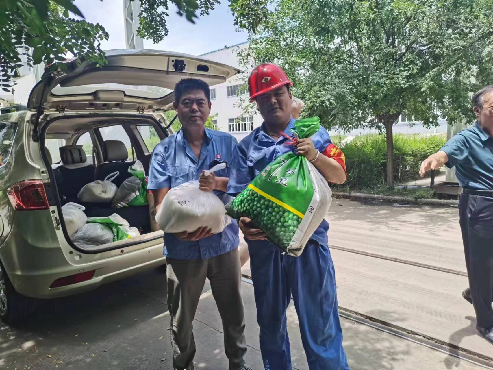 給一線(xiàn)生產(chǎn)車(chē)間和工地職工購買(mǎi)了一批白糖、綠豆等防暑降溫品送到了車(chē)間工地