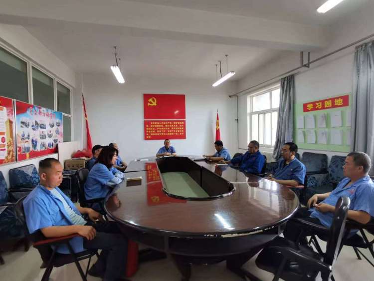 運輸采供黨支部召開(kāi)黨員大會(huì )，組織主題教育集中學(xué)習。